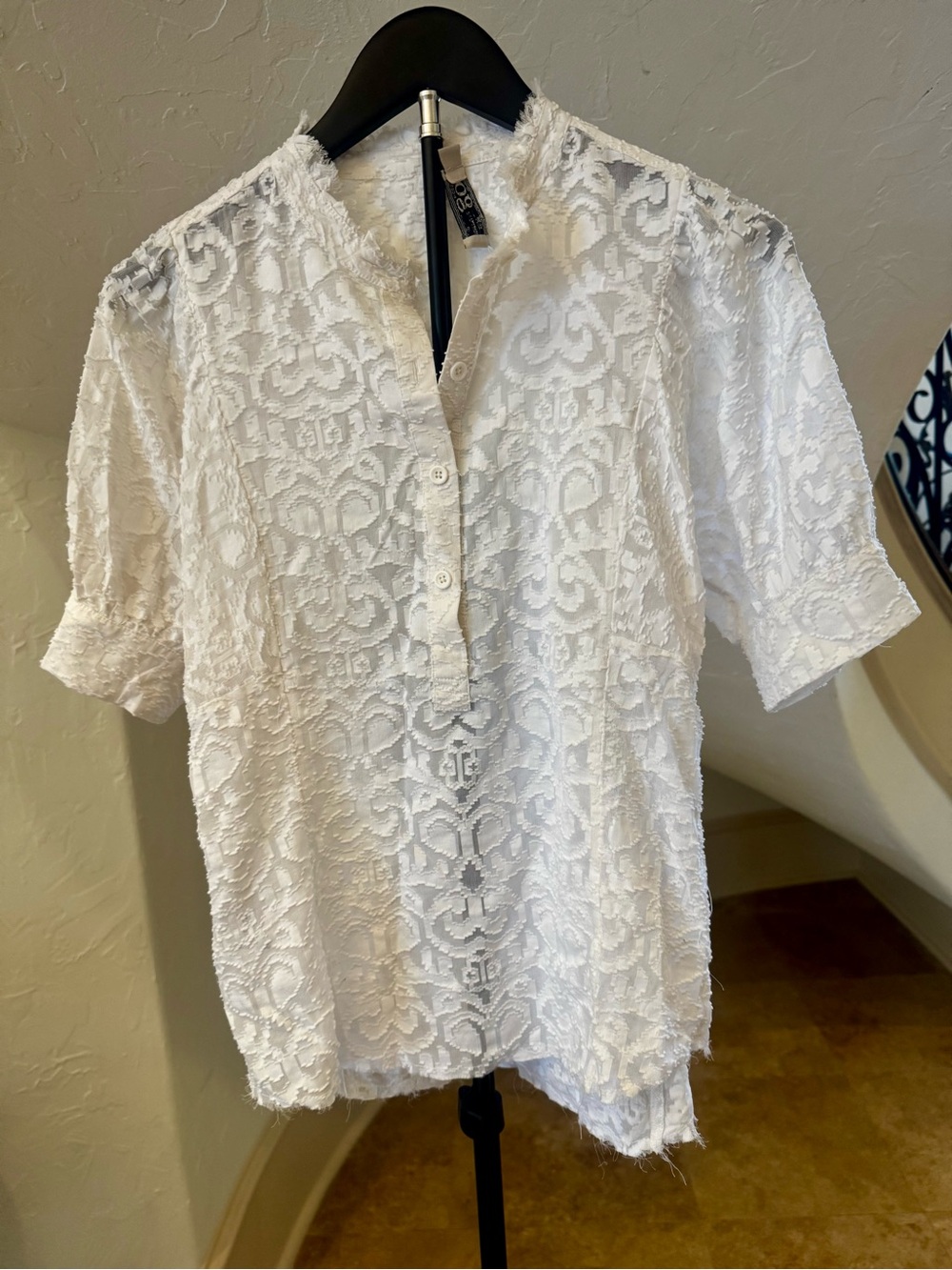 GO BY GO SILK White Textured Short-Sleeve Button Front Blouse